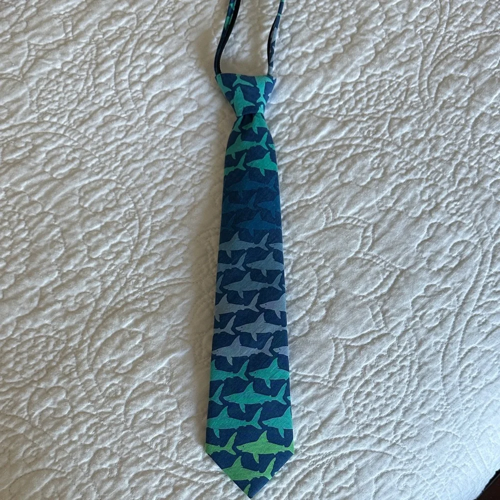 Lord and Taylor Blue and Green Shark Pattern Tie super cool casual 4-8 yrs old